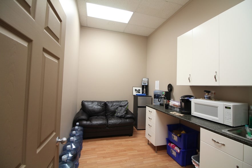 2414 Fairway Plaza Rd S, Lethbridge, AB for lease - Building Photo - Image 2 of 7