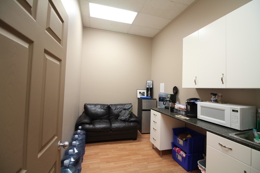 2414 Fairway Plaza Rd S, Lethbridge, AB à louer - Photo du bâtiment - Image 2 de 7