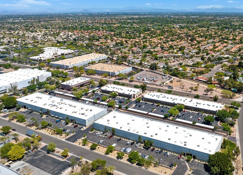 9185 S Farmer Ave, Tempe, AZ à louer - Photo du bâtiment - Image 2 de 8