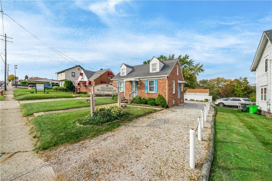 1077 W State St, Alliance, OH à vendre - Photo du bâtiment - Image 3 de 4