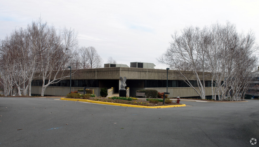 1941 Roland Clarke Plz, Reston, VA à vendre - Photo principale - Image 1 de 1