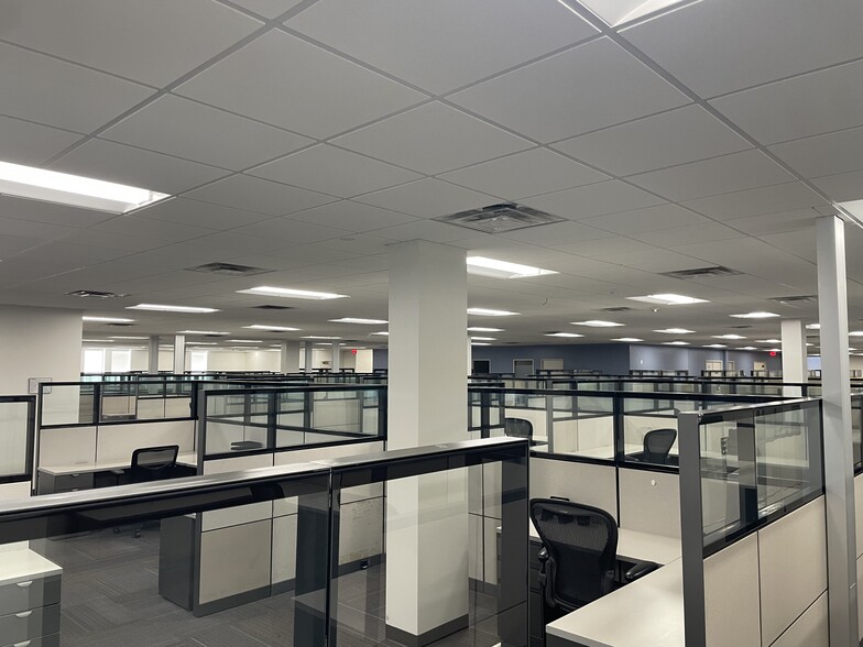 8267 Elmbrook Dr, Dallas, TX à vendre - Photo du bâtiment - Image 3 de 31