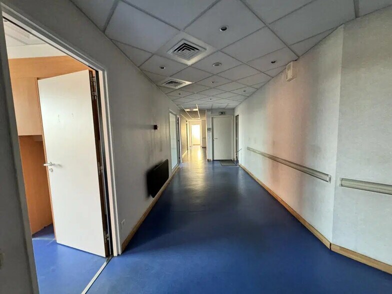 Bureau dans Roissy-en-France à vendre - Photo du bâtiment - Image 3 de 9