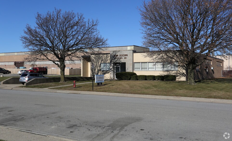 2082 Estes Ave, Elk Grove Village, IL à vendre - Photo du bâtiment - Image 2 de 6