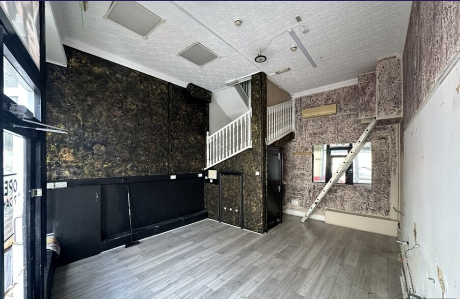 9 Lismore Rd, Eastbourne for lease - Interior Photo - Image 3 of 10