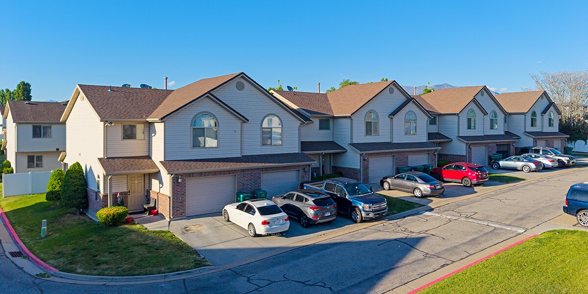 Clearfield Townhomes portefeuille de 4 propriétés à vendre sur LoopNet.ca Photo du bâtiment- Image 1 de 29