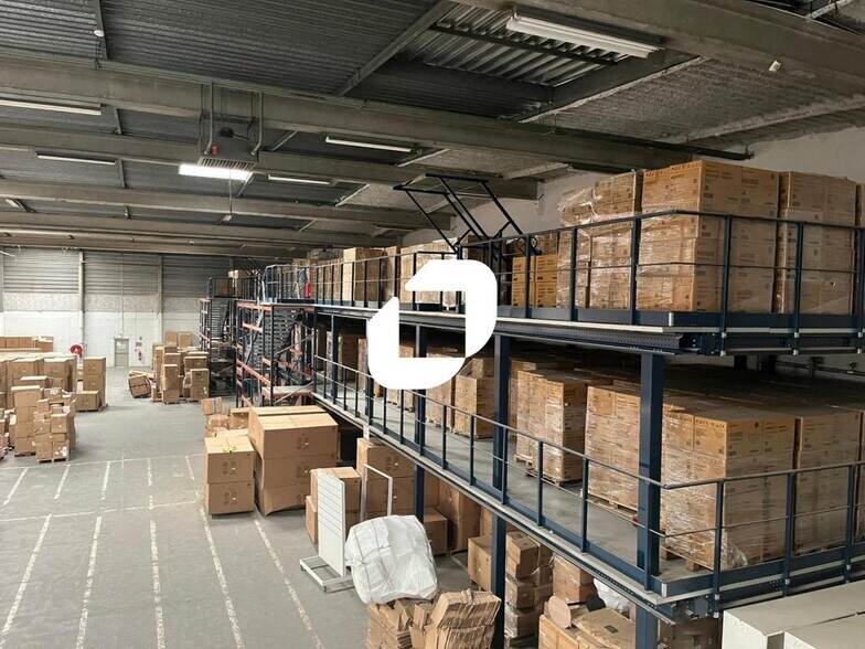 Industrial in Épône for lease - Building Photo - Image 3 of 8