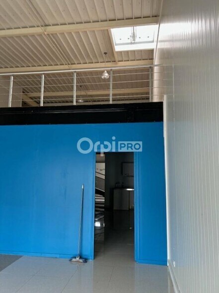 Retail in Betheny for lease - Interior Photo - Image 3 of 9