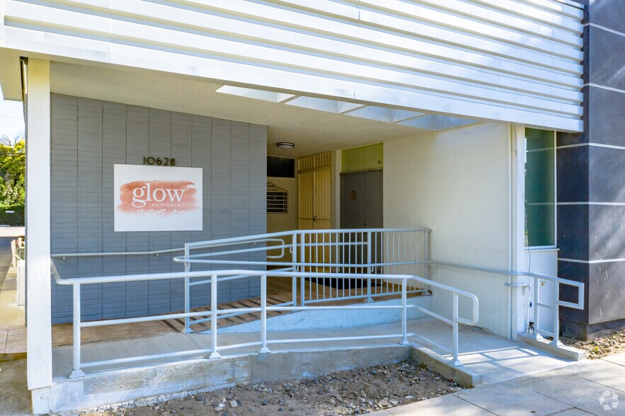 10628 Riverside Dr, Toluca Lake, CA à louer - Photo du bâtiment - Image 3 de 3