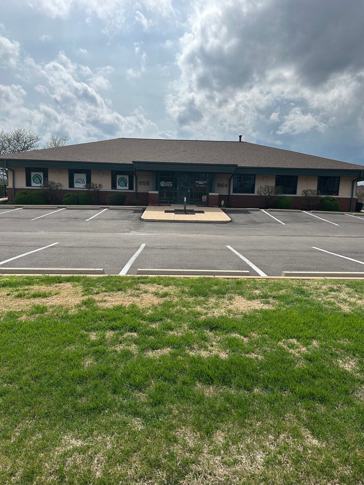956-964 Kehrs Mill Rd, Ballwin, MO for lease Primary Photo- Image 1 of 2