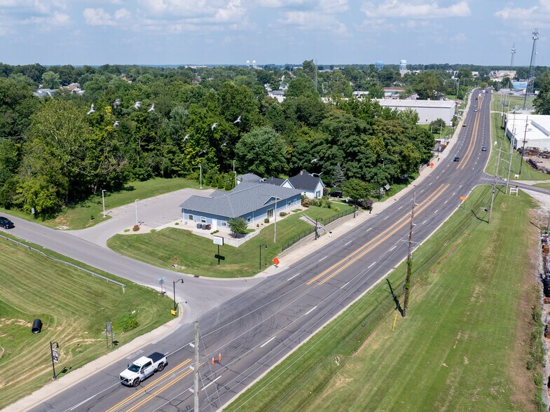 2221 John Williams Blvd, Bedford, IN à vendre - Photo du bâtiment - Image 2 de 55