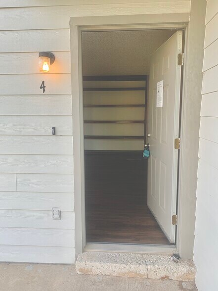 Falcon Ct and Wren St Fourplex portefeuille de 2 propriétés à vendre sur LoopNet.ca - Photo du bâtiment - Image 3 de 41