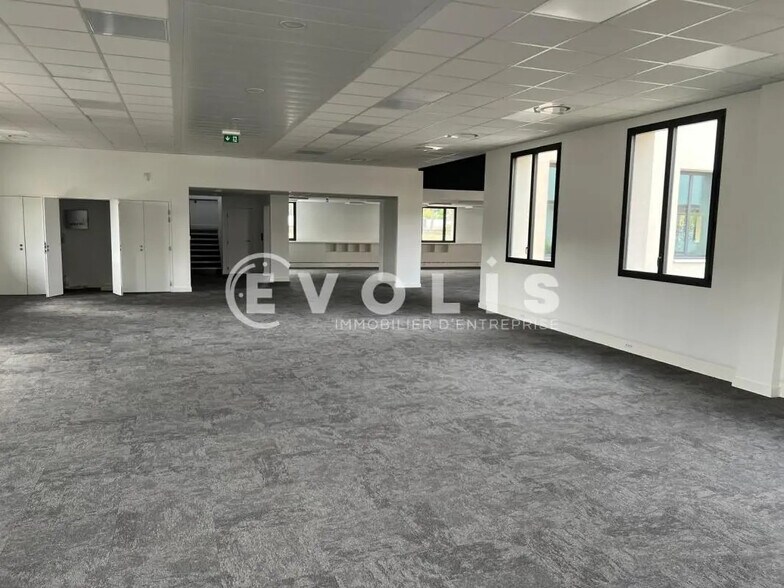 Office in Vénissieux for sale - Building Photo - Image 1 of 29
