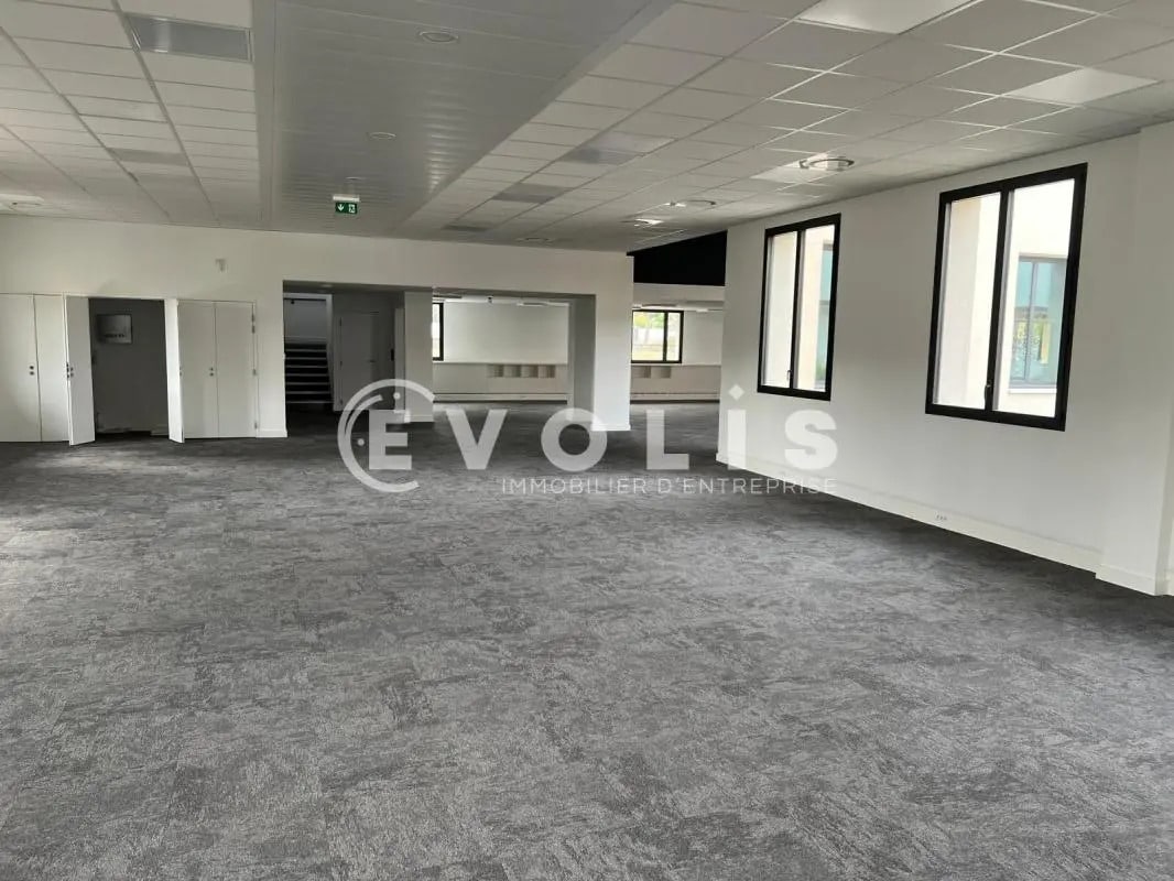 Office in Vénissieux for lease Interior Photo- Image 1 of 20