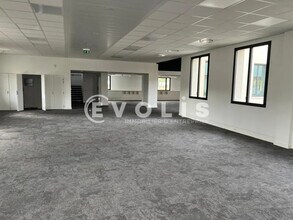 Office in Vénissieux for lease Interior Photo- Image 1 of 20