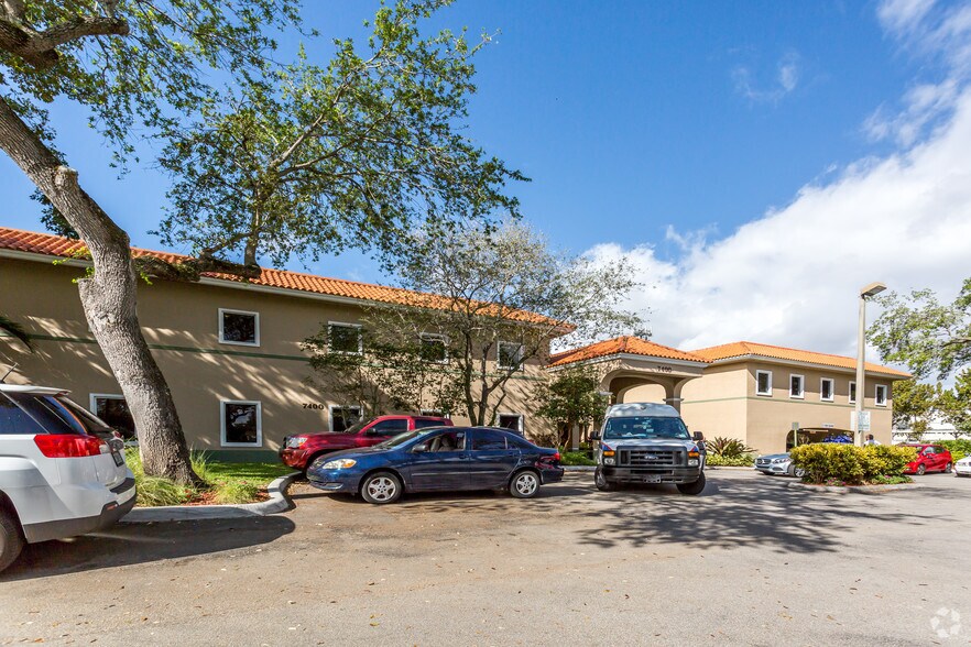 7400 SW 87th Ave, Miami, FL à louer - Photo du bâtiment - Image 2 de 21