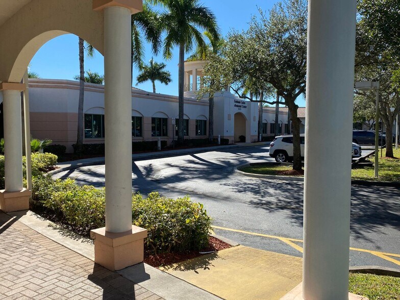 2525 Embassy Dr S, Cooper City, FL à louer - Photo du bâtiment - Image 2 de 14