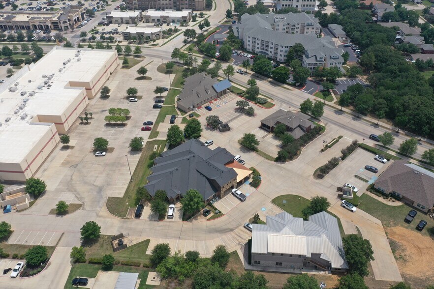 2735 Wind River Ln, Denton, TX à louer - Photo du bâtiment - Image 2 de 10