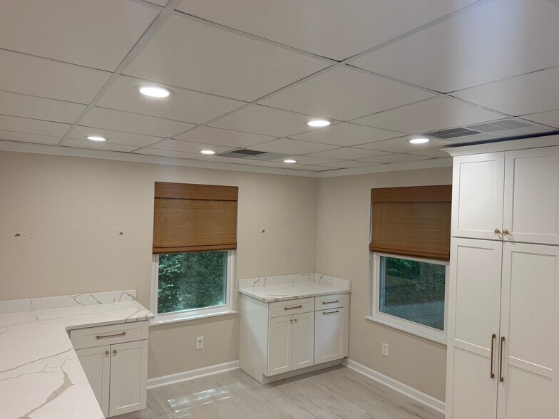 425 E Crossville Rd, Roswell, GA à vendre - Photo du bâtiment - Image 3 de 30
