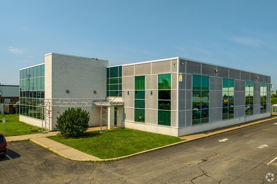 1555 Boul Lionel-Boulet, Varennes, QC à louer - Photo du bâtiment - Image 2 de 10