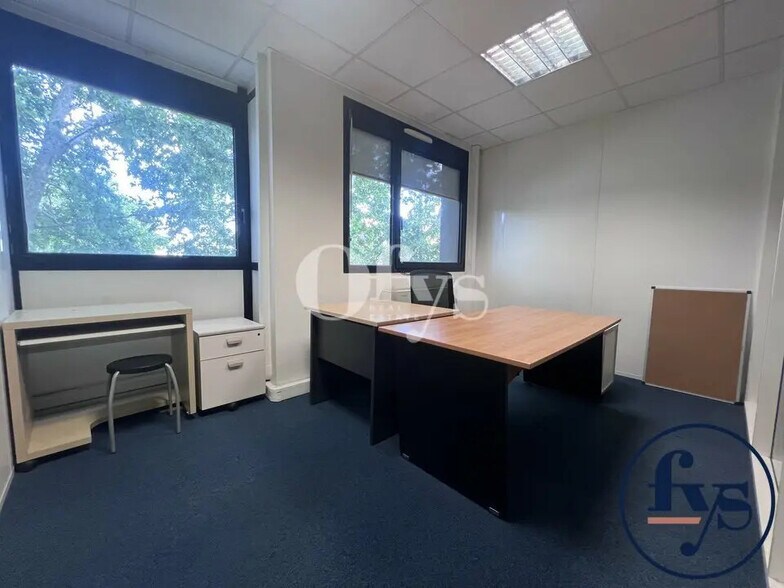 Office in Lyon for lease - Interior Photo - Image 2 of 7