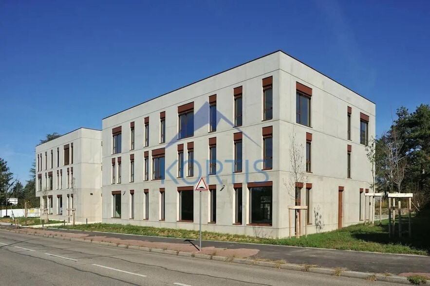 Office in Bron for lease - Building Photo - Image 3 of 4