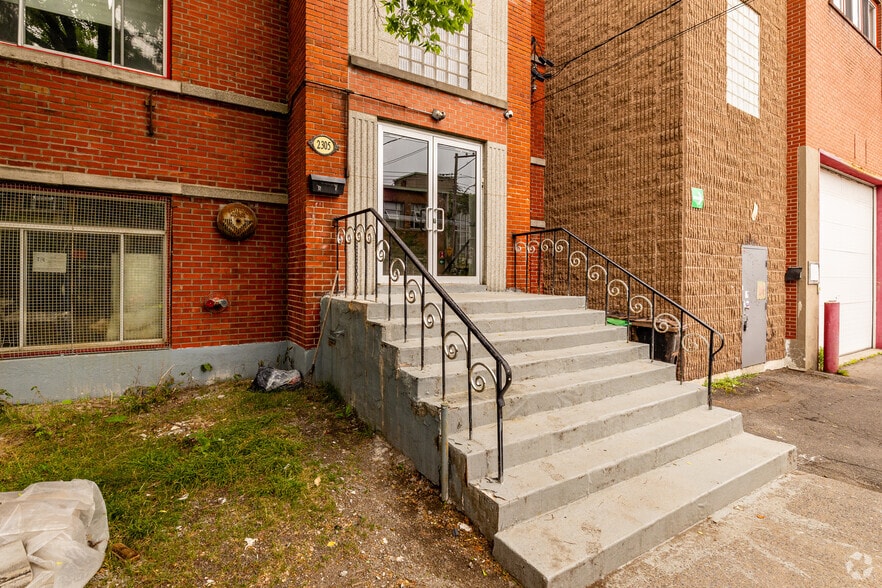 2424 Rue Des Carrières, Montréal, QC for lease - Building Photo - Image 3 of 27
