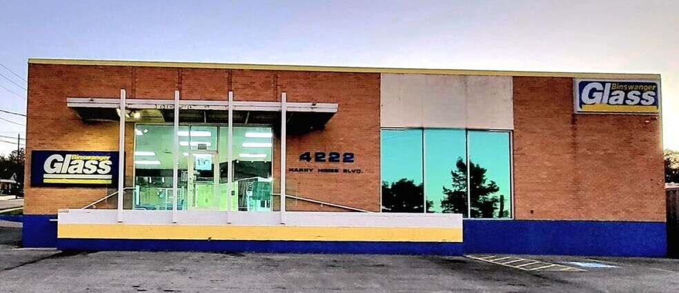 4222 Harry Hines Blvd, Dallas, TX à louer - Photo du bâtiment - Image 2 de 2