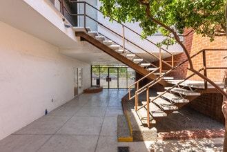 9024 W Olympic Blvd, Beverly Hills, CA à louer Photo du bâtiment- Image 1 de 13