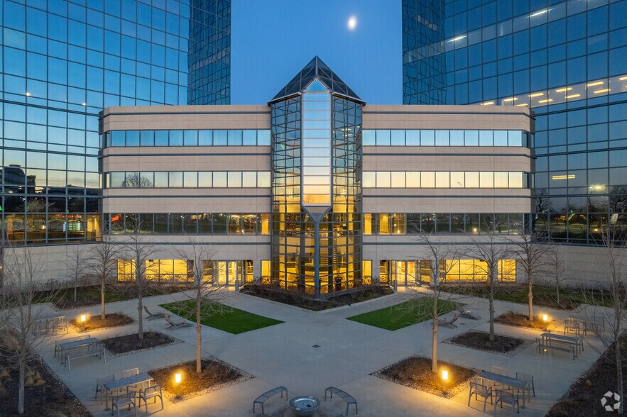 1400 American Ln, Schaumburg, IL à louer - Photo du bâtiment - Image 3 de 9