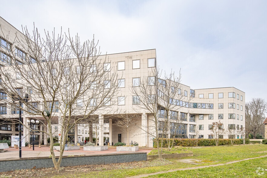 Office in Suresnes for lease - Building Photo - Image 3 of 25