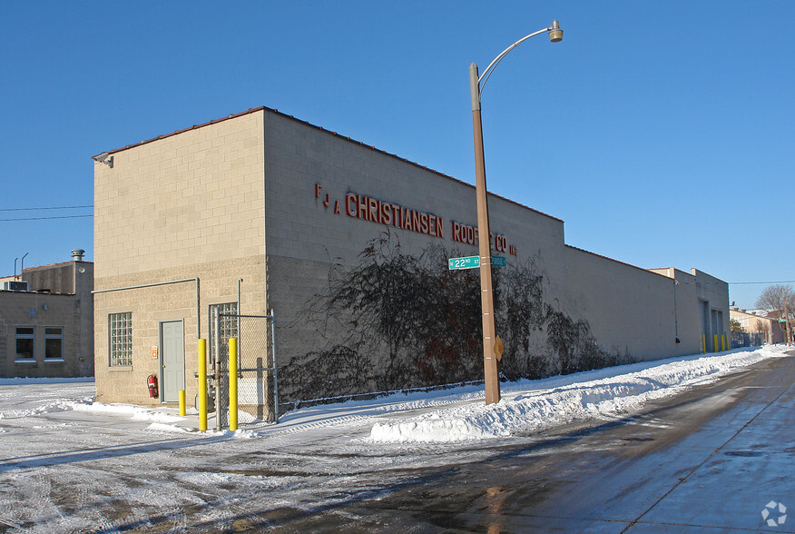 2201 W Purdue St, Milwaukee, WI for lease - Primary Photo - Image 1 of 5