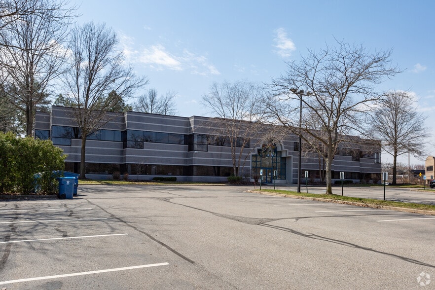 695 Kenmoor Ave SE, Grand Rapids, MI for lease - Primary Photo - Image 1 of 7