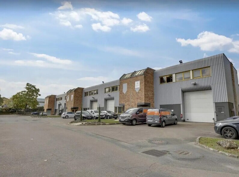 Office in Buc for lease - Building Photo - Image 1 of 20