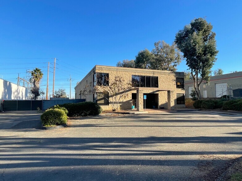 640 Alpine Way, Escondido, CA à louer - Photo du bâtiment - Image 2 de 6