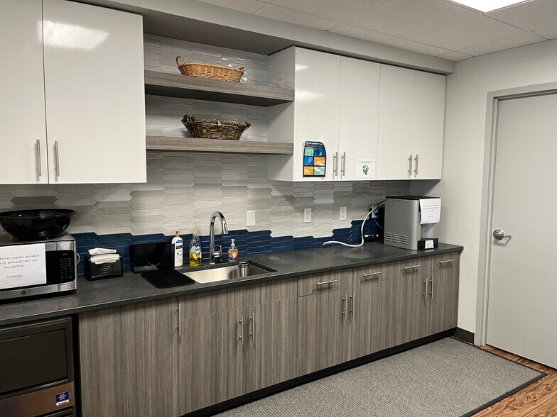 3155 W Big Beaver Rd, Troy, MI à louer - Photo intérieure - Image 2 de 14