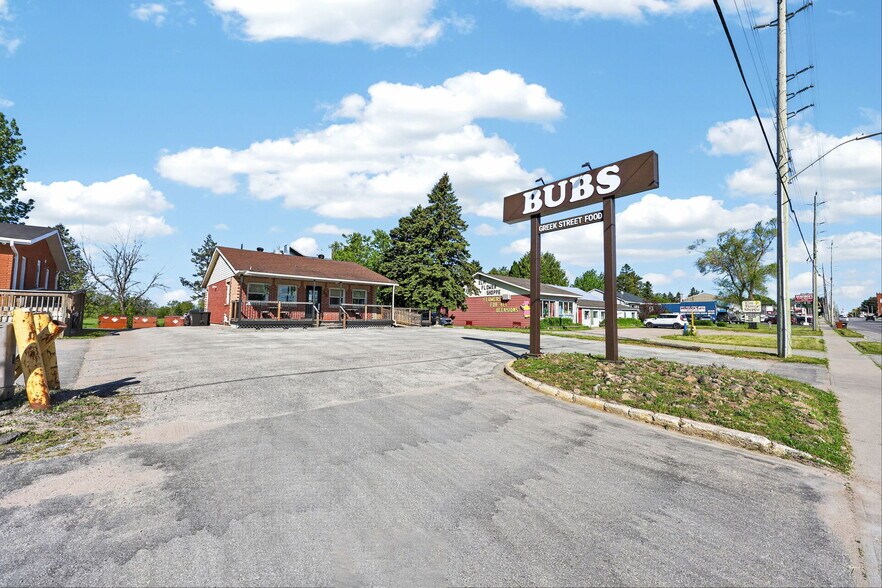 56 Yonge St S, Springwater, ON à vendre - Photo du bâtiment - Image 1 de 24