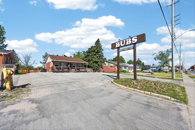 Plus de détails pour 56 Yonge St S, Springwater, ON - Commerce de détail à vendre