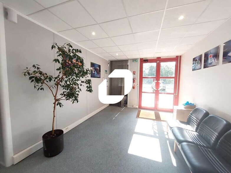 Flex in Trappes for lease - Building Photo - Image 2 of 21