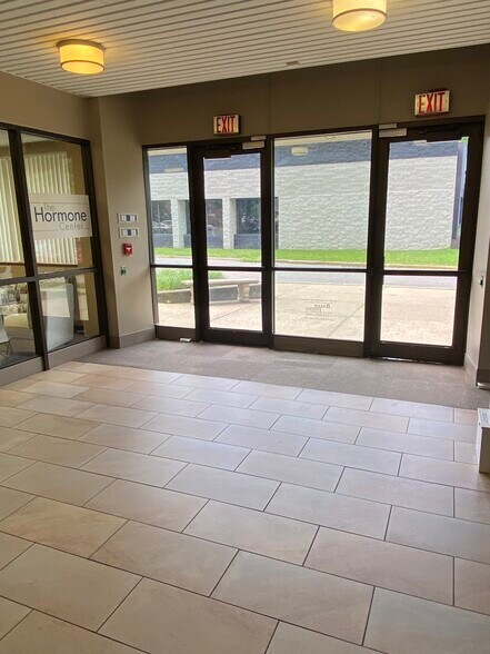 102 Broadway St, Carnegie, PA à louer - Photo du bâtiment - Image 3 de 13