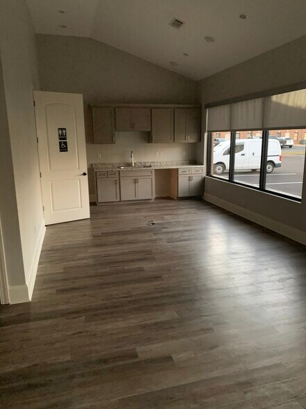 2714 West Oxford Loop, Oxford, MS for lease - Interior Photo - Image 3 of 3