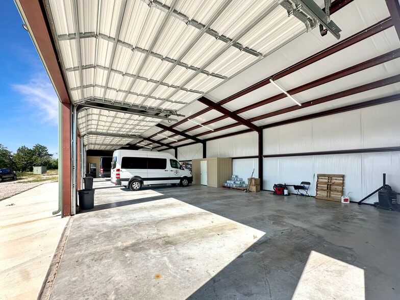 37 Royal Oaks Loop, Fredericksburg, TX à vendre - Photo du bâtiment - Image 3 de 7