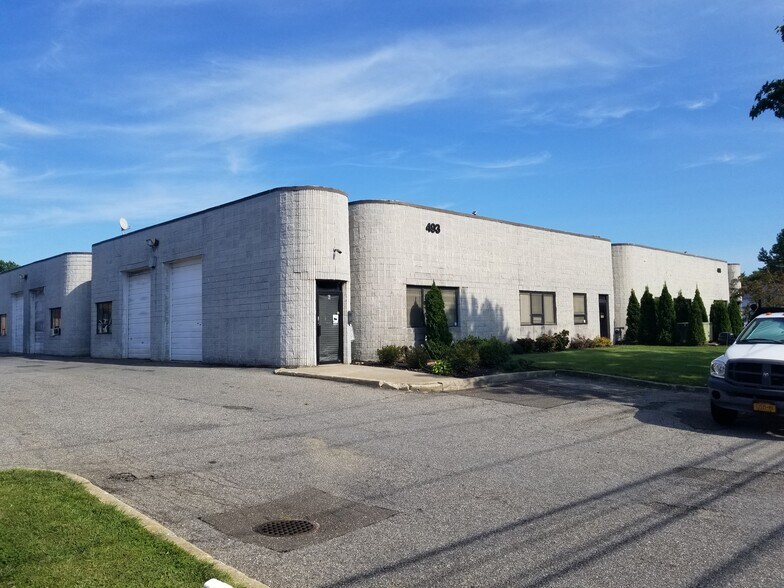 493 Johnson Ave, Bohemia, NY à vendre - Photo principale - Image 1 de 3