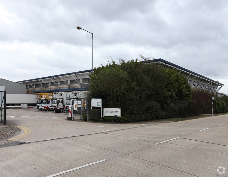 Gatwick Airport, Horley for sale - Primary Photo - Image 1 of 3