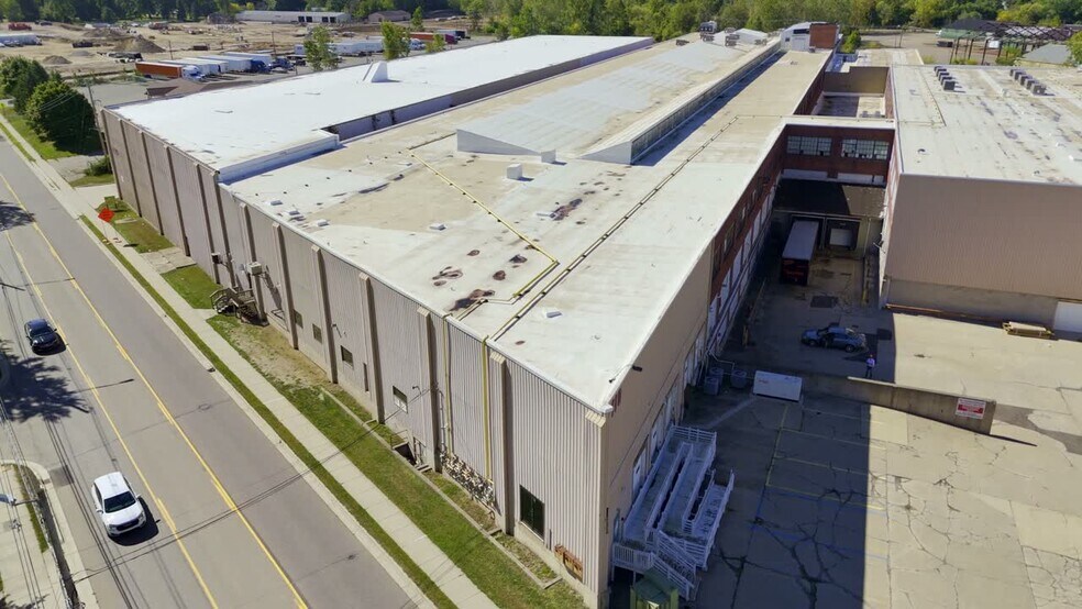 2100 S Washington Ave, Lansing, MI à louer - Vidéo sur l’inscription commerciale - Image 3 de 11