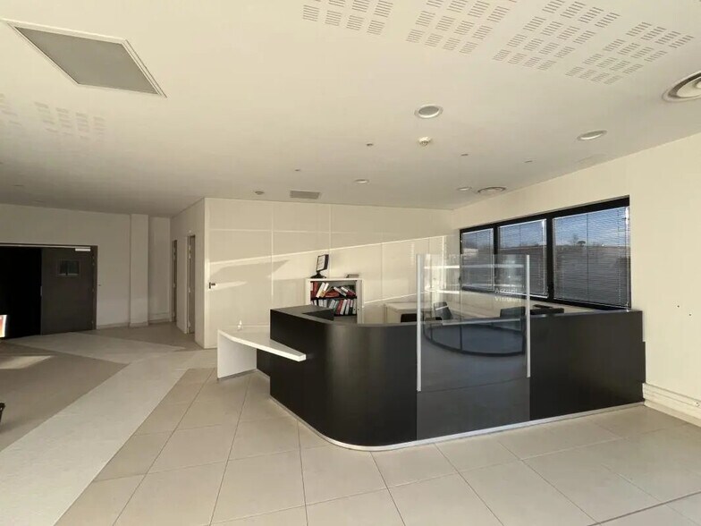 Industrial in Élancourt for lease - Interior Photo - Image 3 of 11