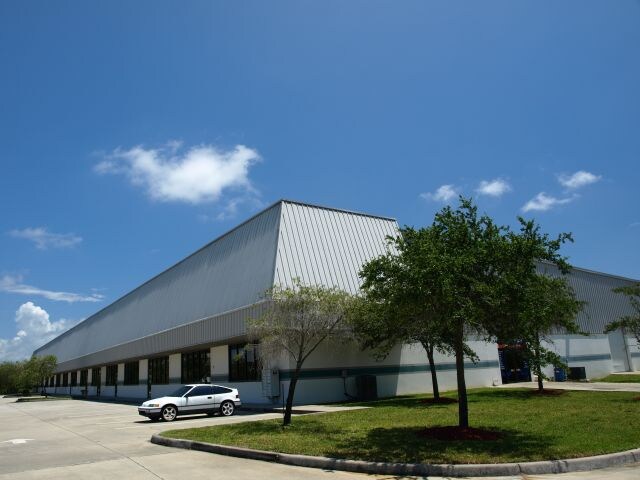 571 Haverty Ct, Rockledge, FL à louer - Photo du bâtiment - Image 3 de 4