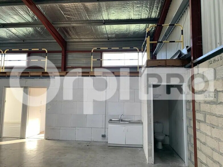 Flex dans SAINT-JEAN-D'ILLAC à louer - Photo du bâtiment - Image 3 de 5