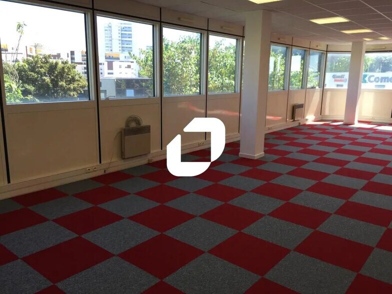 Office in Créteil for lease - Interior Photo - Image 2 of 5