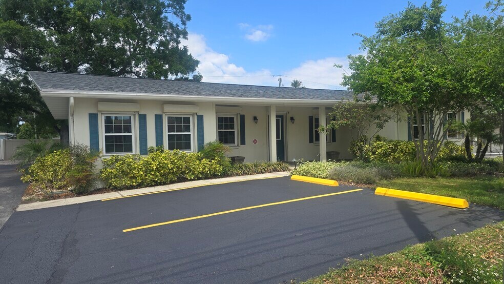 2300 W Bay Dr, Largo, FL à vendre - Photo du bâtiment - Image 2 de 9
